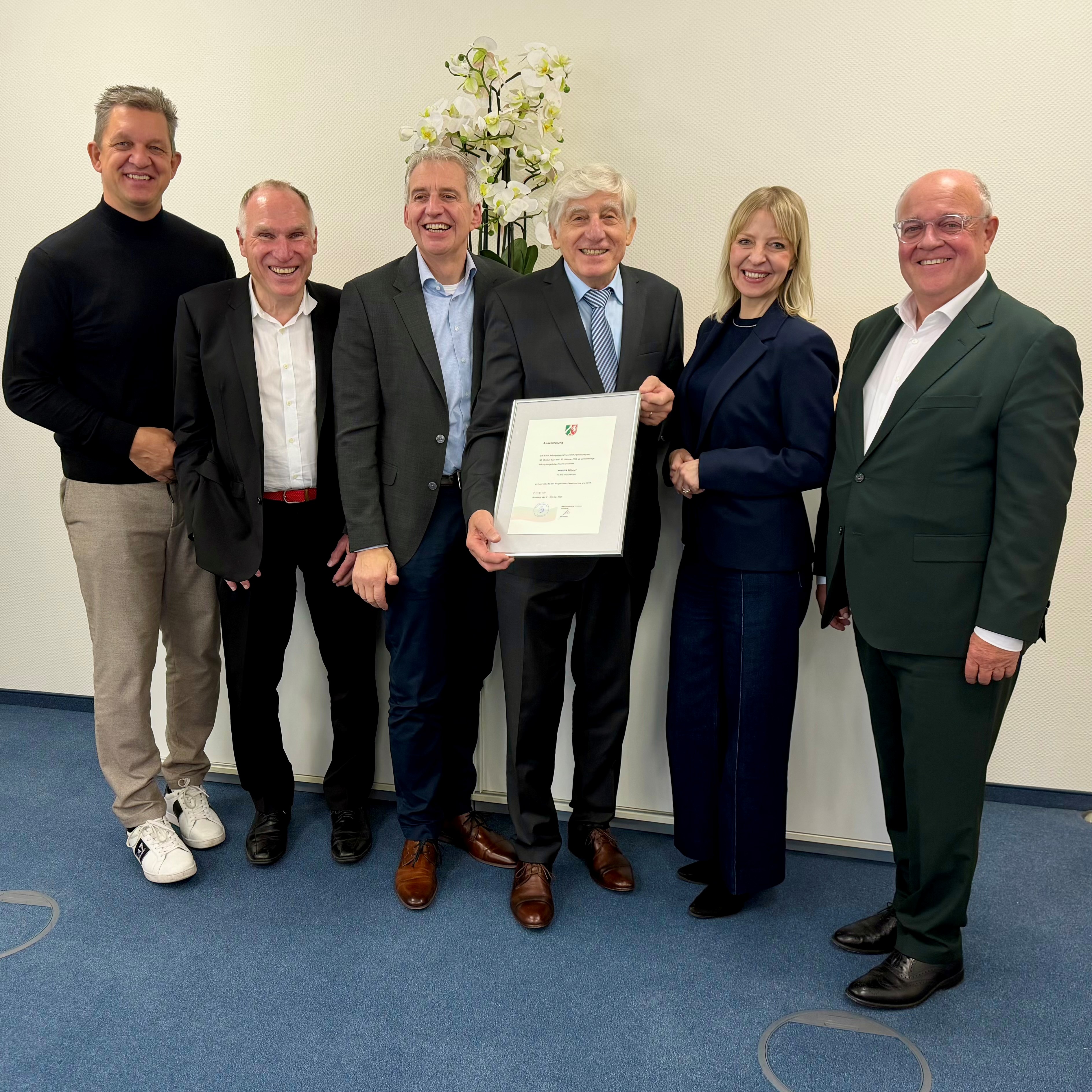 Stiftungsvorstand und Geschäftsführer nehmen ihre Arbeit auf